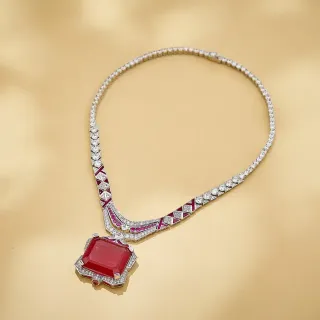 Colar com pendentif geométrico de gema vermelha e diamante
