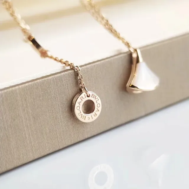 Red White Fan-Shaped Pendants Dual-Tone Stone Inlay Necklace 7