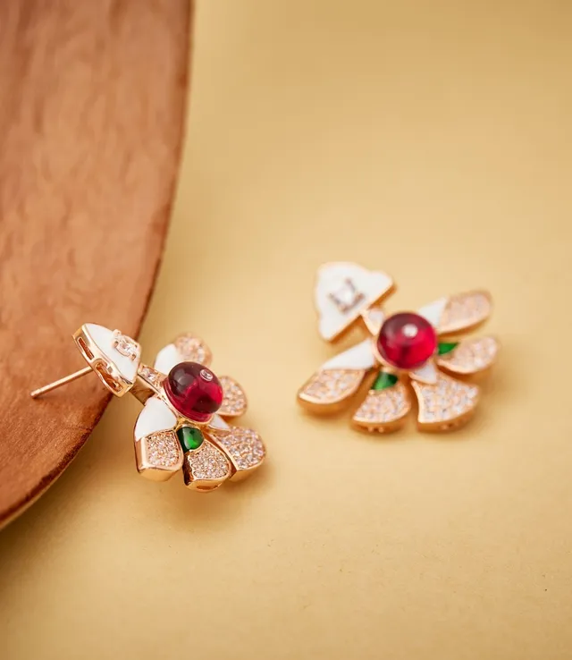 Boucles d'oreilles motif floral rouge blanc émaillé et incrustation de gemmes 2