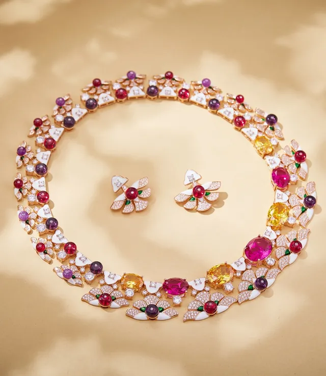 Boucles d'oreilles motif floral rouge blanc émaillé et incrustation de gemmes 4