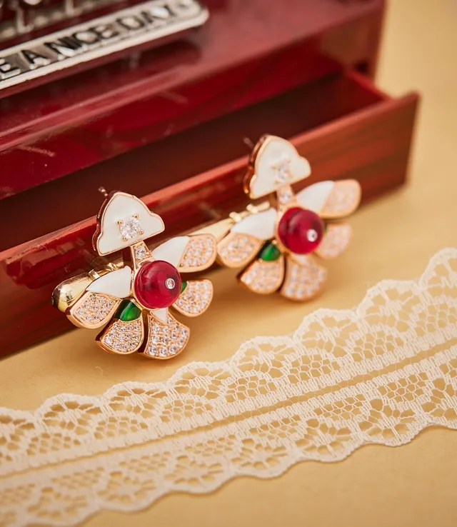 Boucles d'oreilles motif floral rouge blanc émaillé et incrustation de gemmes 5