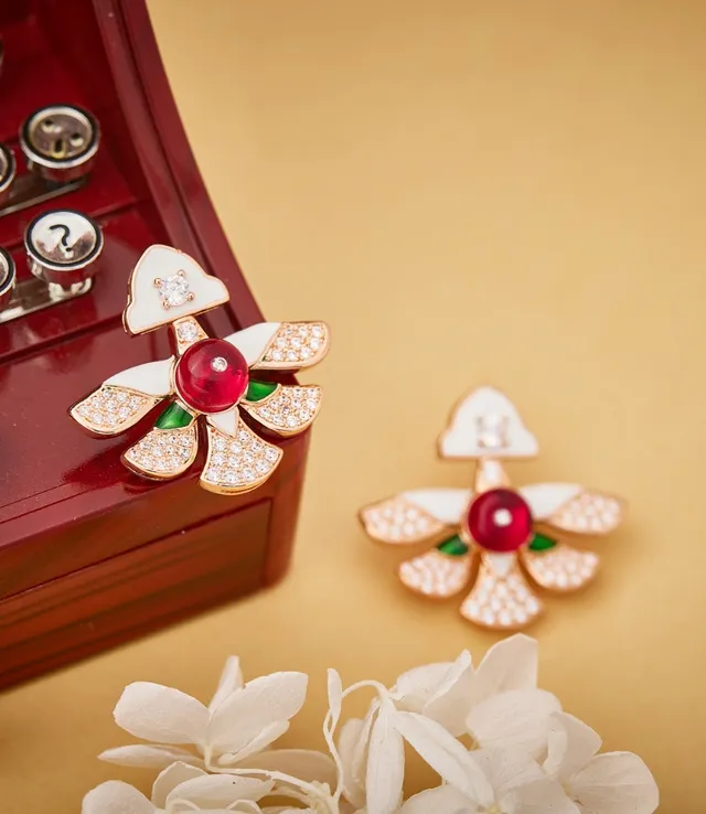 Boucles d'oreilles motif floral rouge blanc émaillé et incrustation de gemmes 6