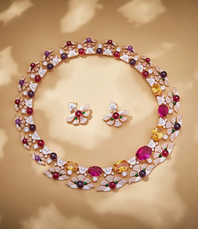 Boucles d'oreilles motif floral rouge blanc émaillé et incrustation de gemmes 7