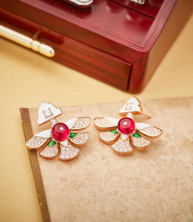 Boucles d'oreilles motif floral rouge blanc émaillé et incrustation de gemmes 8