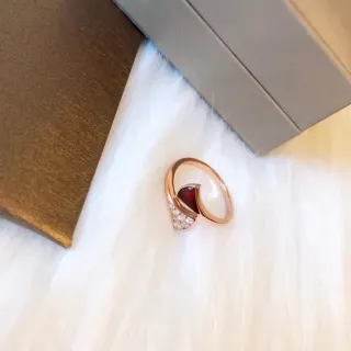 Anillo de Oro Rosado con Cabujón de Lágrima Roja Pavé