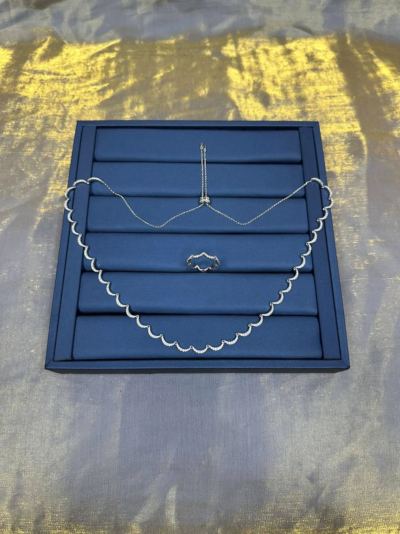 Scalloped Edge Pavé-Style Silver Chain Necklace 5