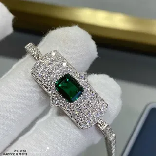 سوارة بالأحجار الخضراء المقطوعة على شكل الدرع بالباڤيه