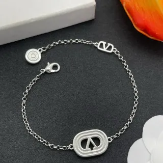 Pulsera de cadena de plata con dos encantos de monograma