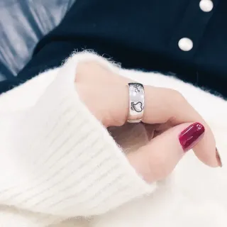 Anillo de plata con banda ancha y motivo de corazón grabado