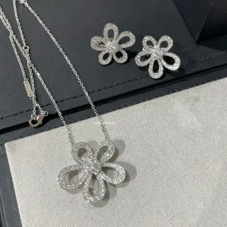 Colar de prata em forma de flor com pavê