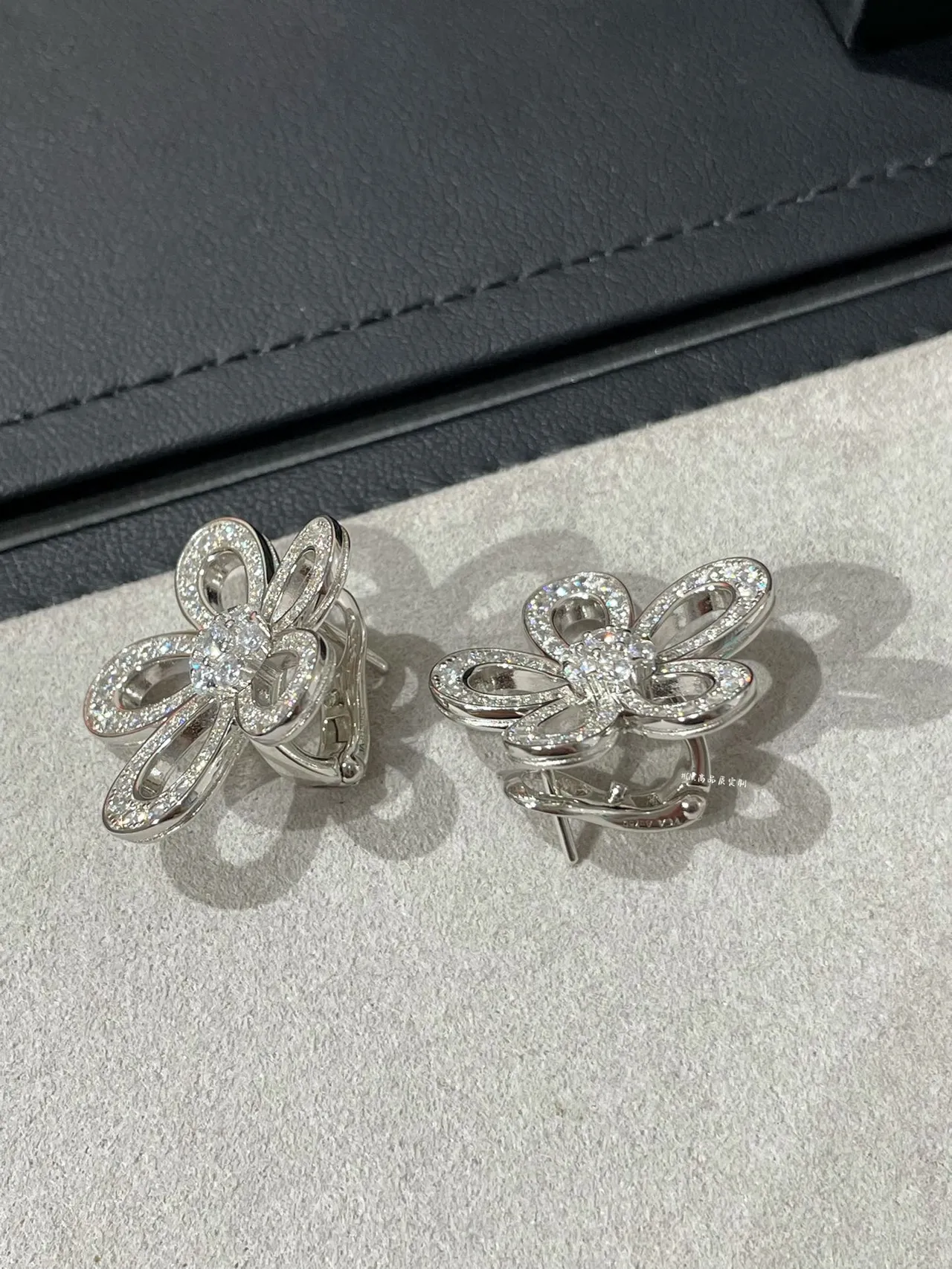 Silver Flower-Shaped Pavé-Set Necklace 5