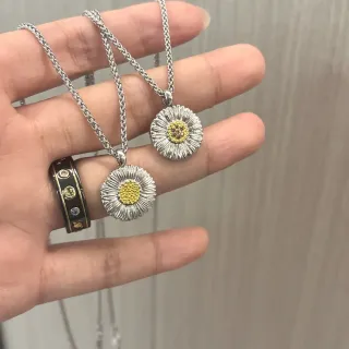 Collier avec pendentif en argent et or en forme de marguerite avec détails de pétales texturisés