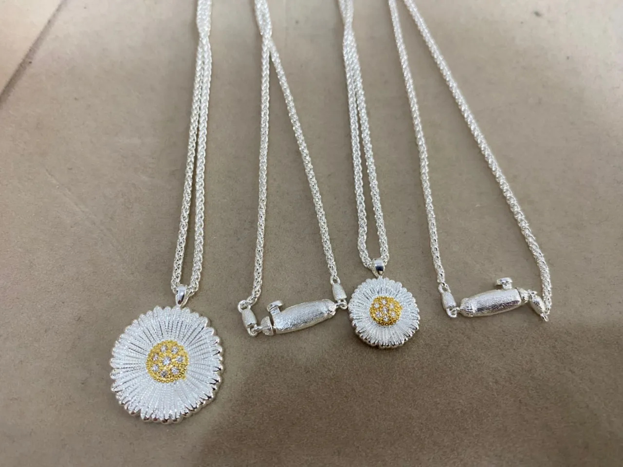 Silver Gold Daisy-Shaped Pendant Textured Petal Detailing Necklace 2