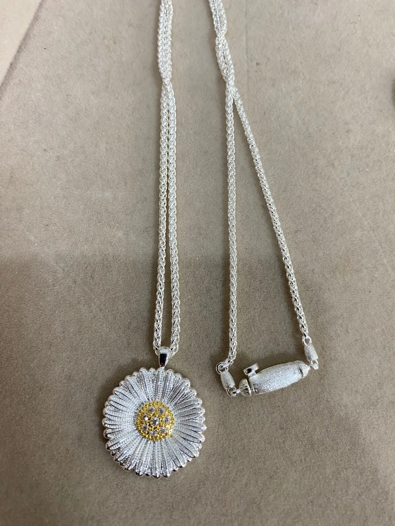 Silver Gold Daisy-Shaped Pendant Textured Petal Detailing Necklace 3