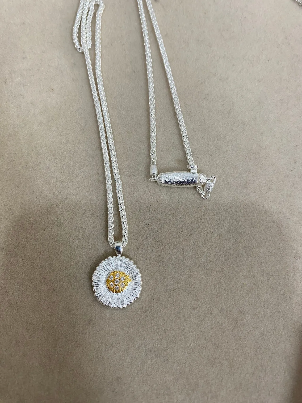 Silver Gold Daisy-Shaped Pendant Textured Petal Detailing Necklace 4