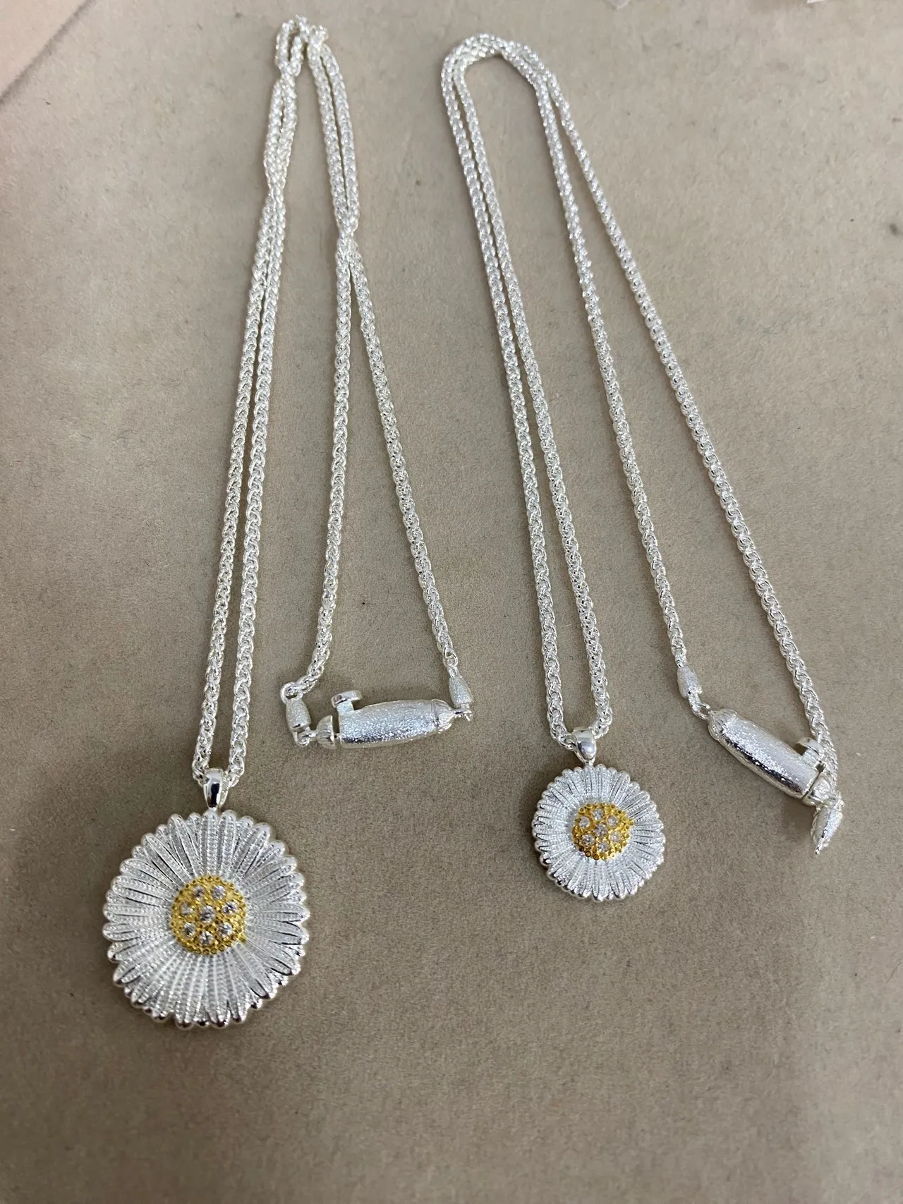 Silver Gold Daisy-Shaped Pendant Textured Petal Detailing Necklace 5