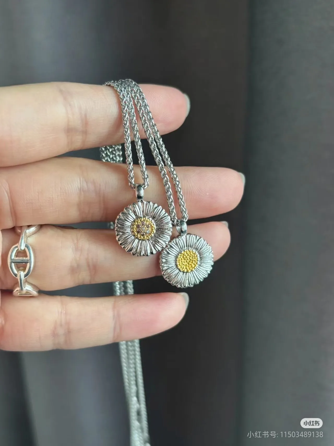 Silver Gold Daisy-Shaped Pendant Textured Petal Detailing Necklace 6