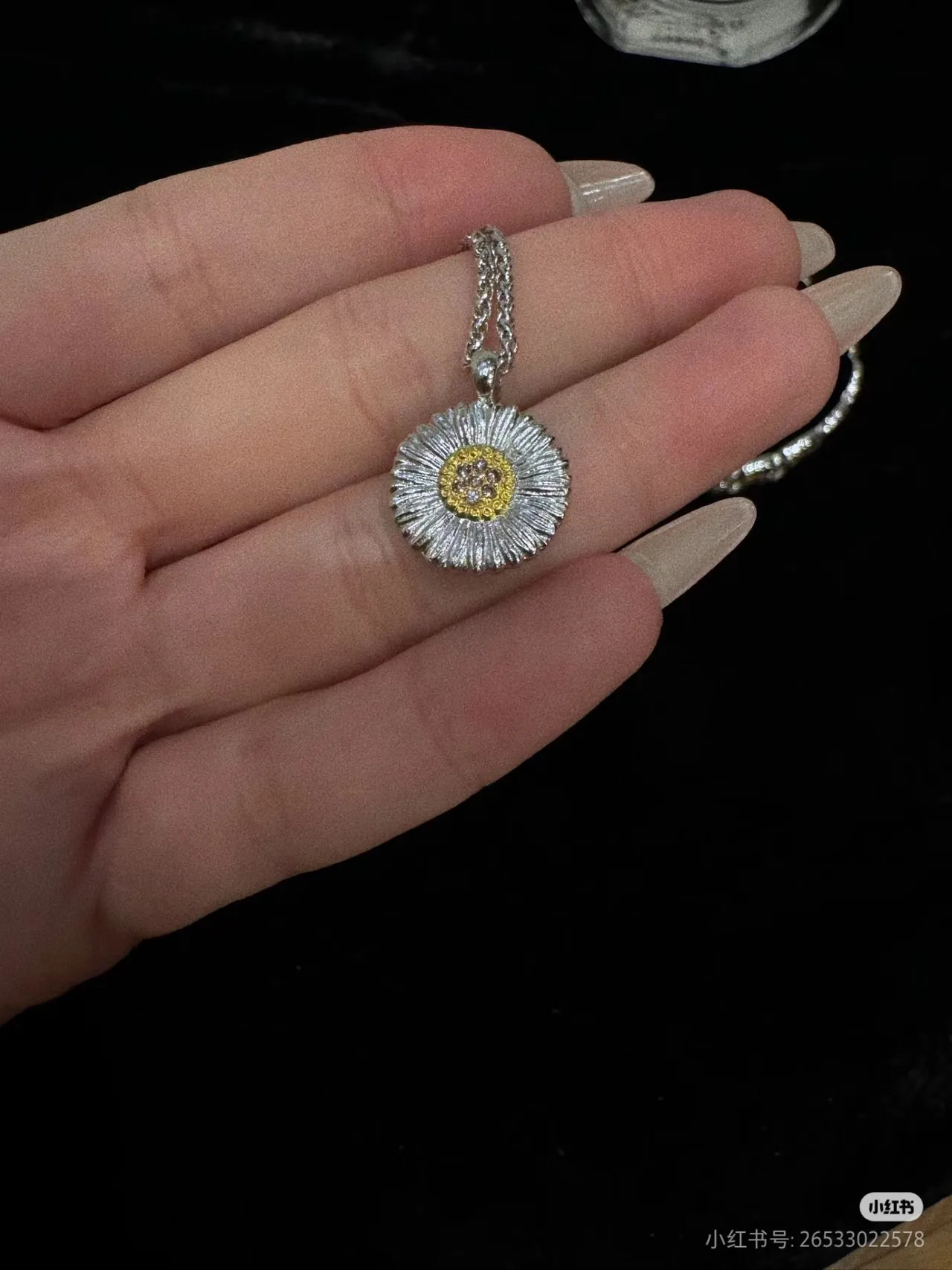 Silver Gold Daisy-Shaped Pendant Textured Petal Detailing Necklace 9