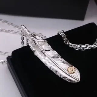 Collier argent et or en forme de plume haute détail surface texturée