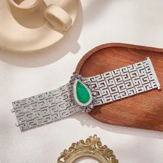 Bracelete de banda com diamantes pavé-set motivo geométrico de chave grega em verde e prata