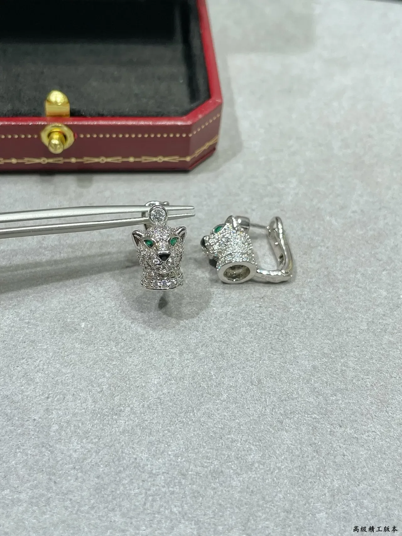 Silver Green Pavé-Set Animal-Head Motif Earrings 3