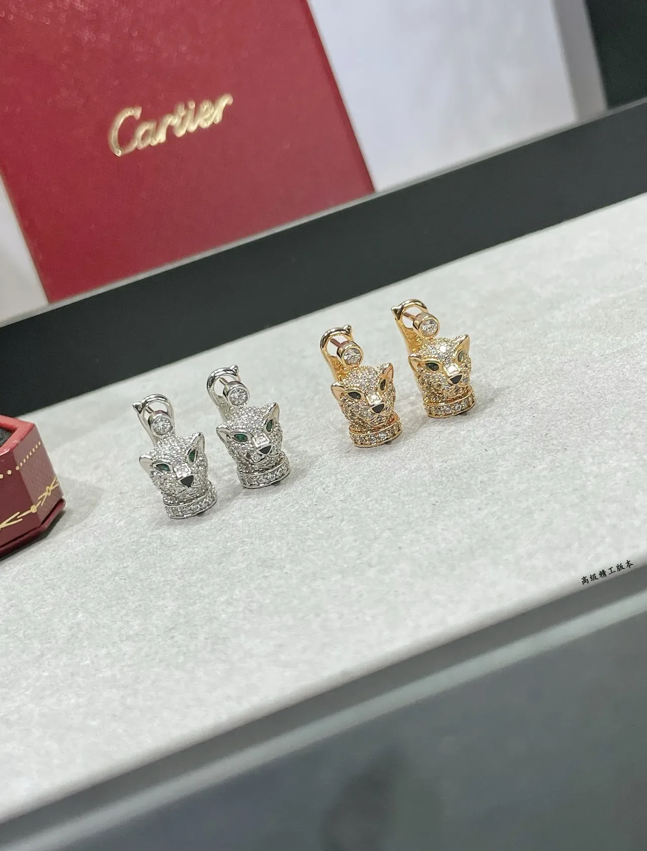 Silver Green Pavé-Set Animal-Head Motif Earrings 7