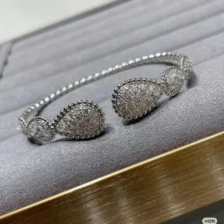Pulsera abierta de plata con motivo de lágrima Pavé