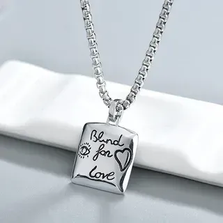 قلادة قلب فضية مربعة محفورة 'Blind for Love'