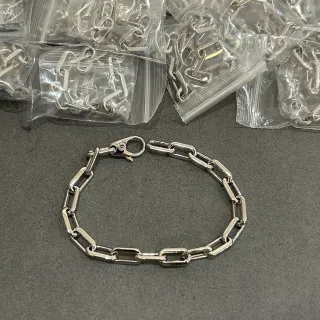Pulseira de corrente com eslabões retangulares de tom prateado
