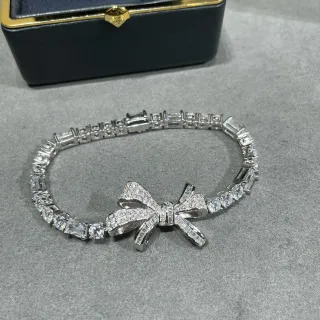 Pulsera de tono plateado con motivo de lazo y piedras pavé
