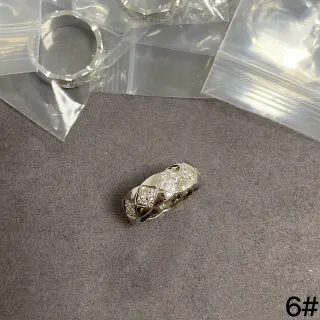 Anel com banda geométrica transparente acolchoada prateada com painéis quadrados Pavé-Set