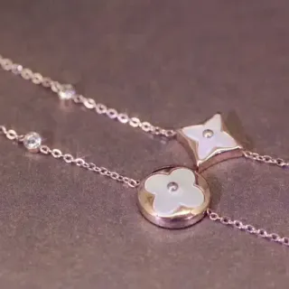 Collar con cadena fina y dije floral plateado blanco