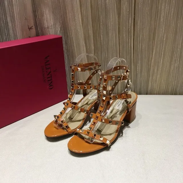 Sandales Gladiator à talon bloc multi-sangles rivetées en tan 3