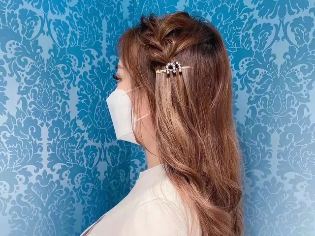 Broche de caparazão de tartaruga e cristal dourado motivo H 2