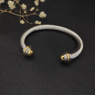 Pulsera abierta de cable trenzado doble tono plata y oro
