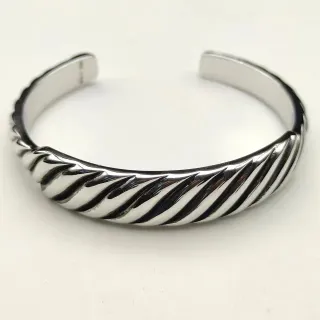 brazalete de plata pulida con motivo de cuerda retorcida abierto