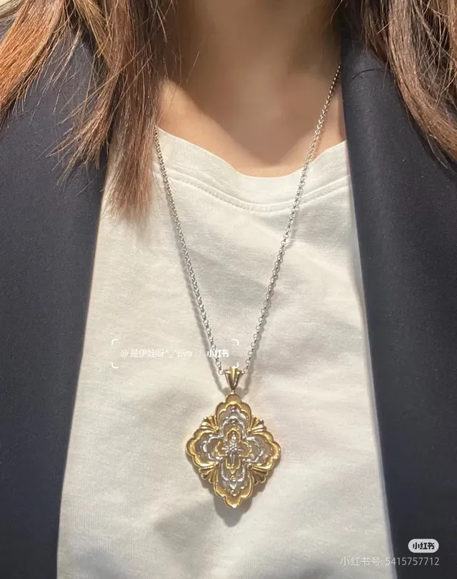 Colliers à pendentif filigrane de deux tons en forme de quadrifolie 3