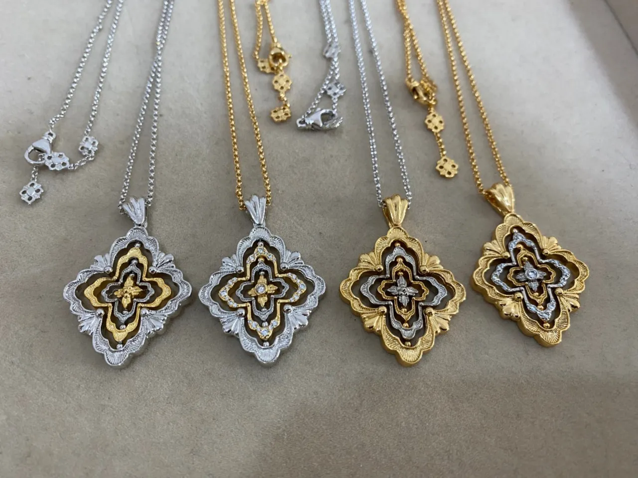 Colliers à pendentif filigrane de deux tons en forme de quadrifolie 5
