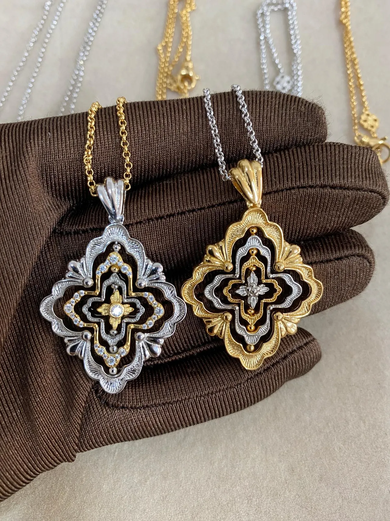 Colliers à pendentif filigrane de deux tons en forme de quadrifolie 6