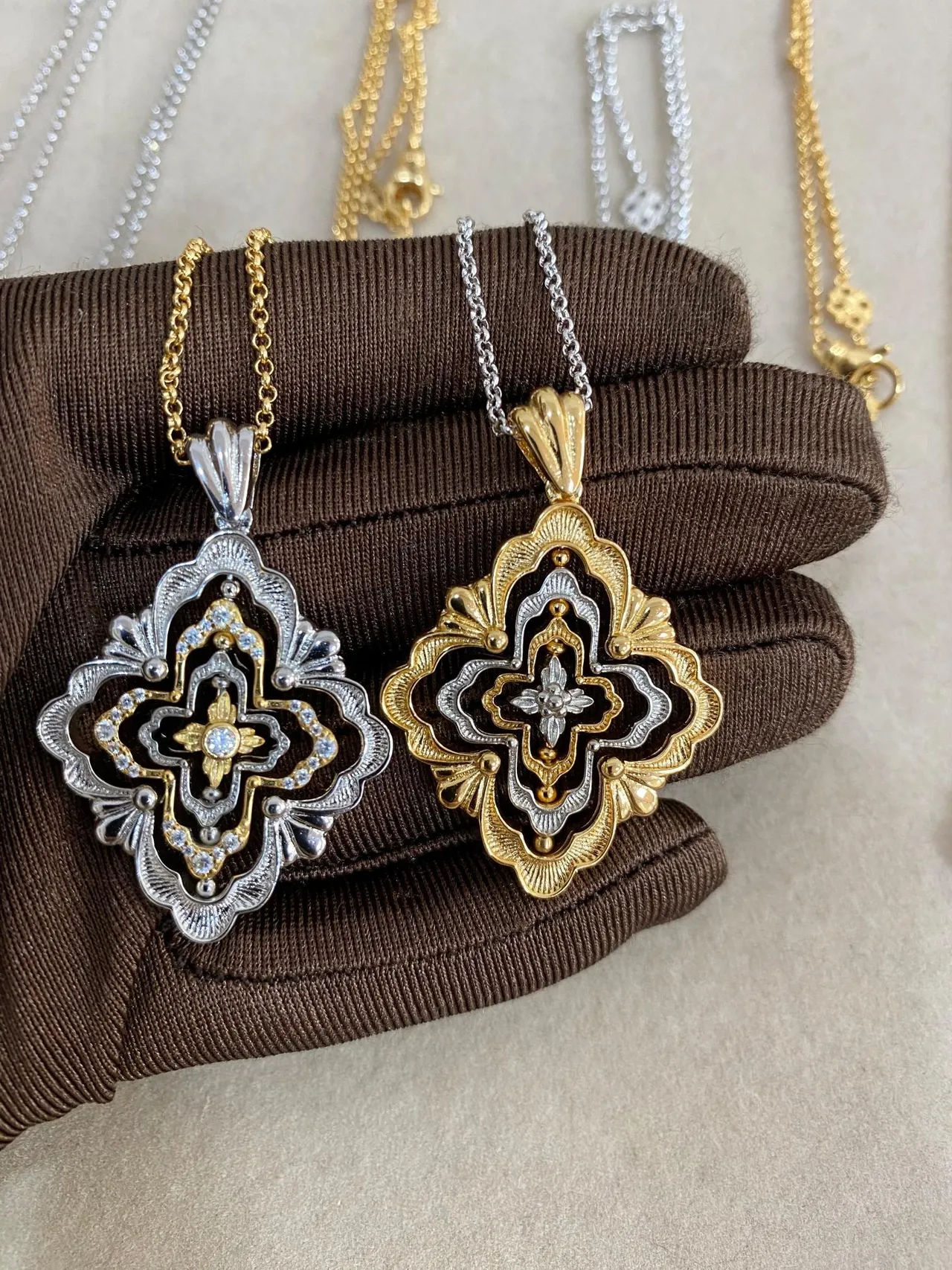 Colliers à pendentif filigrane de deux tons en forme de quadrifolie 7