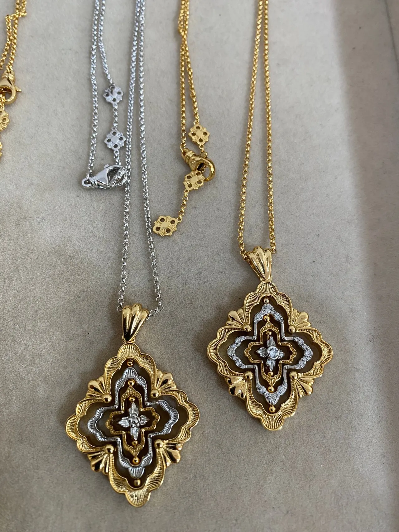 Colliers à pendentif filigrane de deux tons en forme de quadrifolie 8