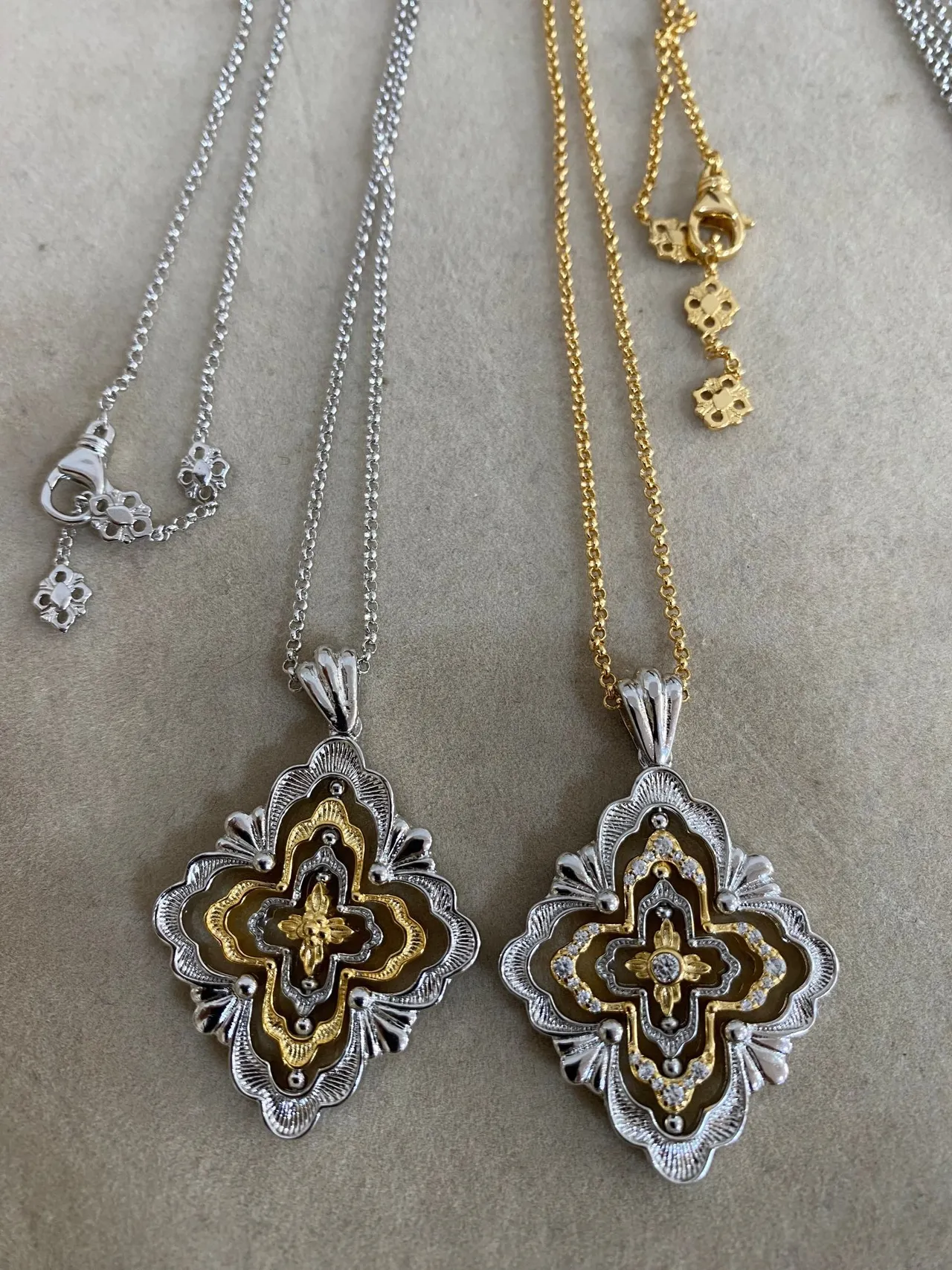 Colliers à pendentif filigrane de deux tons en forme de quadrifolie 9