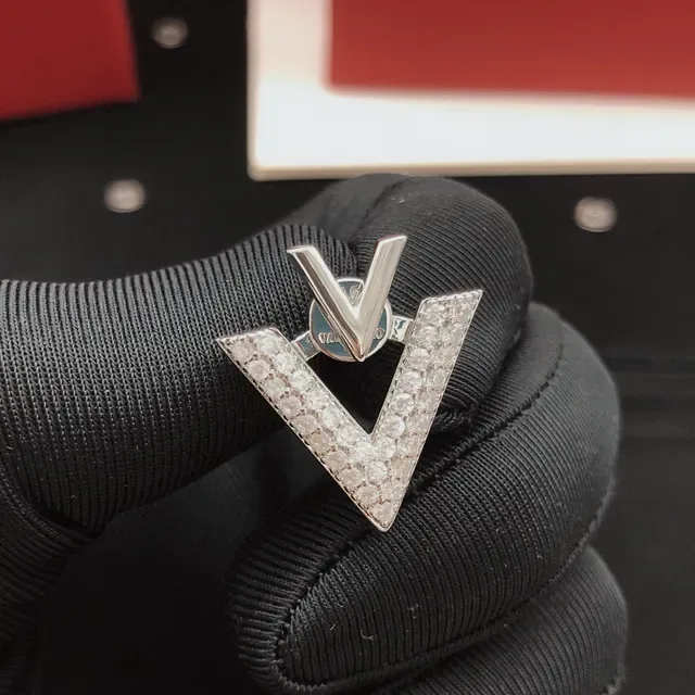 V-Shaped Pavé Stud Earrings 9