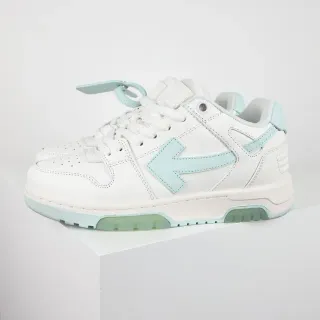Tênis lifestyle branco e azul menta com logo de seta