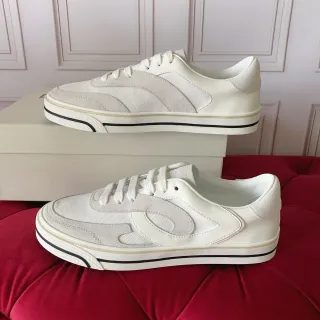 Tênis brancos e pretos low-top inspirados no rétrô