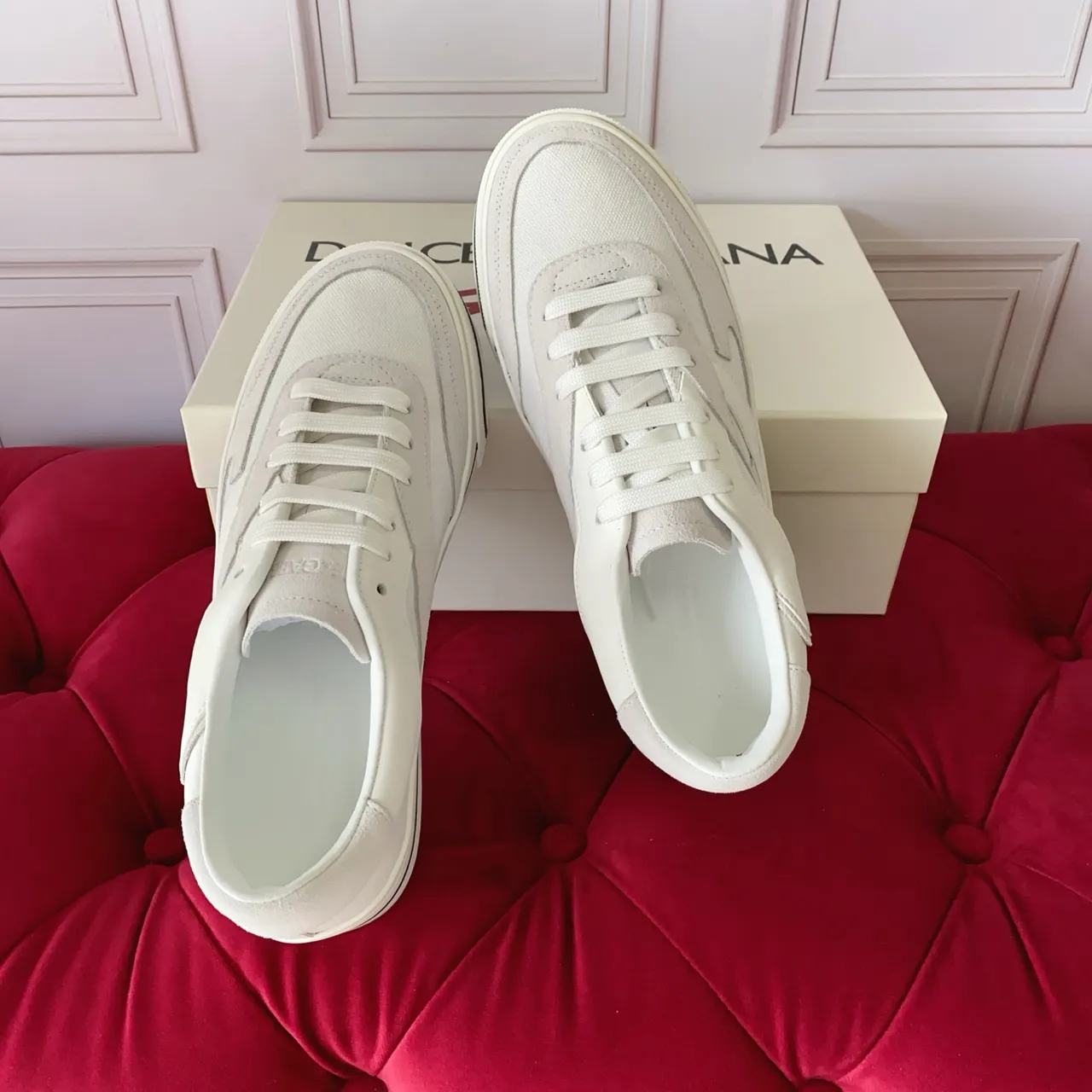 White Black Low-Top Retro-Inspired Sneakers 3