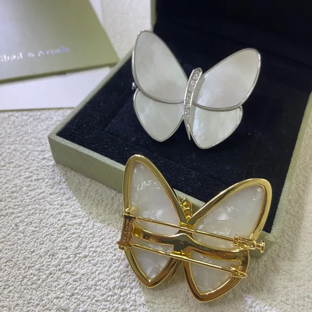 Broche à la silhouette de papillon en or blanc avec incrustation de nacre 2