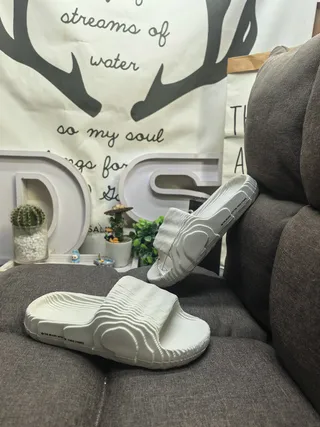 White Sculpted Wave-Patterned Sole Monolithic One-Piece Construction Slippers 6