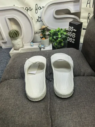 White Sculpted Wave-Patterned Sole Monolithic One-Piece Construction Slippers 8