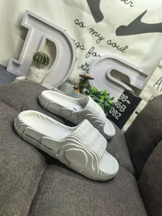 White Sculpted Wave-Patterned Sole Monolithic One-Piece Construction Slippers 9